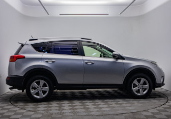 Подержанный автомобиль Toyota RAV4 2013 года (4 фото)
