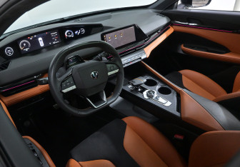 Подержанный автомобиль Changan UNI-V 2023 года (7 фото)
