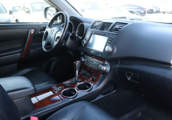 Подержанный автомобиль Toyota Highlander 2012 года (9 фото)