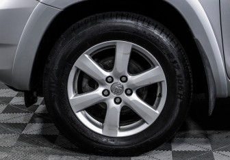 Подержанный автомобиль Toyota RAV4 2008 года (15 фото)