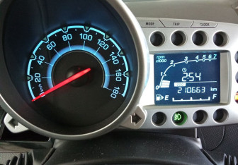 Подержанный автомобиль Chevrolet Spark 2014 года (12 фото)