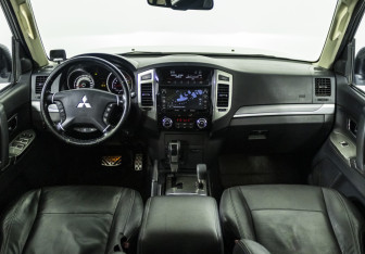 Подержанный автомобиль Mitsubishi Pajero 2014 года (12 фото)