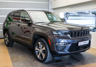 Подержанный автомобиль Jeep Grand Cherokee 2023 года (3 фото)