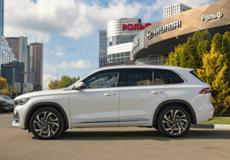 Подержанный автомобиль Geely Monjaro 2025 года (6 фото)