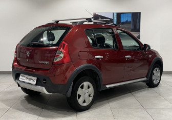 Подержанный автомобиль Renault Sandero 2013 года (5 фото)