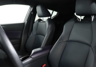 Подержанный автомобиль Toyota C-HR 2021 года (17 фото)