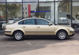Подержанный автомобиль Volkswagen Passat Sedan 2002 года (4 фото)