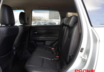 Подержанный автомобиль Mitsubishi Outlander 2014 года (8 фото)