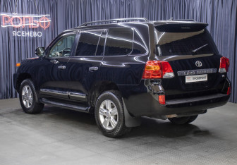 Подержанный автомобиль Toyota Land Cruiser Suv 2015 года (7 фото)