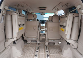 Подержанный автомобиль Toyota Alphard 2012 года (10 фото)