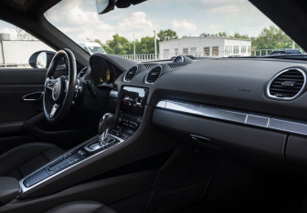 Подержанный автомобиль Porsche Cayman 2018 года (15 фото)