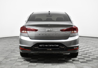 Подержанный автомобиль Hyundai Elantra Sedan 2019 года (6 фото)