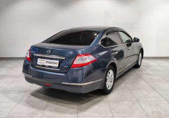Подержанный автомобиль Nissan Teana 2012 года (5 фото)