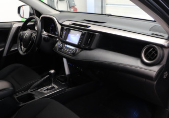 Подержанный автомобиль Toyota RAV4 2018 года (20 фото)