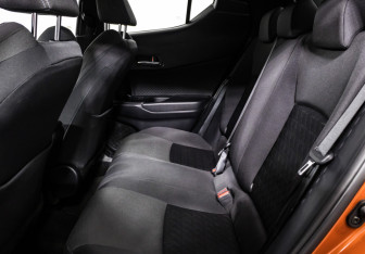 Подержанный автомобиль Toyota C-HR 2019 года (12 фото)