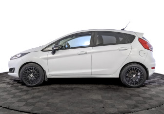 Подержанный автомобиль Ford Fiesta Hatchback 2017 года (8 фото)