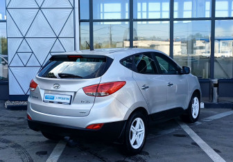 Подержанный автомобиль Hyundai ix35 2012 года (5 фото)