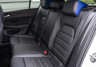 Подержанный автомобиль Volkswagen Golf R Hatchback 2021 года (18 фото)