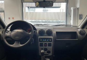 Подержанный автомобиль Renault Logan Sedan 2006 года (11 фото)