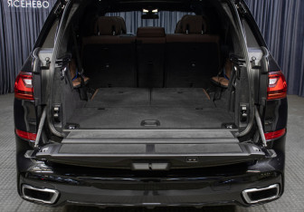 Подержанный автомобиль BMW X7 2021 года (9 фото)