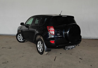 Подержанный автомобиль Toyota RAV4 2010 года (4 фото)
