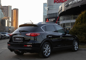 Подержанный автомобиль Infiniti QX50 2015 года (4 фото)