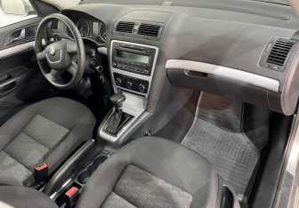 Подержанный автомобиль Skoda Octavia Liftback 2008 года (11 фото)