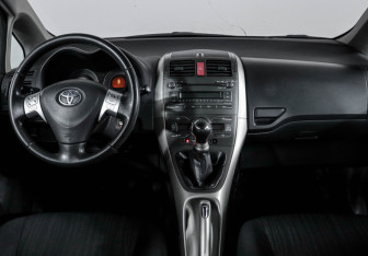 Подержанный автомобиль Toyota Auris Hatchback 2008 года (12 фото)