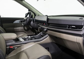 Подержанный автомобиль Kia Carnival 2025 года (14 фото)
