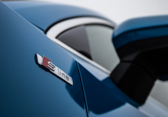 Подержанный автомобиль Audi Q3 2023 года (23 фото)