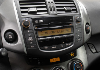 Подержанный автомобиль Toyota RAV4 2010 года (19 фото)