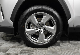Подержанный автомобиль Toyota RAV4 2020 года (7 фото)