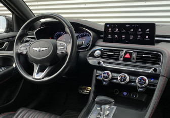 Подержанный автомобиль Genesis G70 2020 года (14 фото)