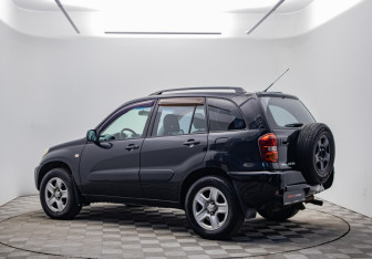 Подержанный автомобиль Toyota RAV4 2005 года (7 фото)