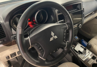 Подержанный автомобиль Mitsubishi Pajero 2019 года (15 фото)