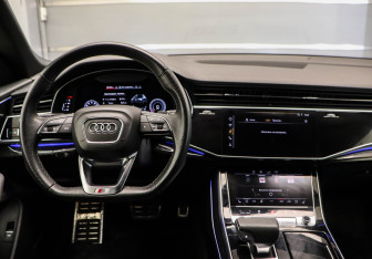 Подержанный автомобиль Audi Q8 2018 года (8 фото)