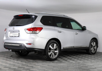 Подержанный автомобиль Nissan Pathfinder 2016 года (4 фото)