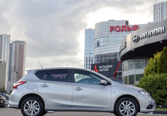 Подержанный автомобиль Nissan Tiida Hatchback 2015 года (3 фото)