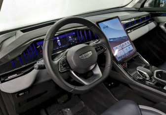 Подержанный автомобиль Geely Atlas 2024 года (13 фото)