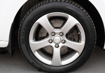 Подержанный автомобиль Skoda Rapid Liftback 2014 года (18 фото)
