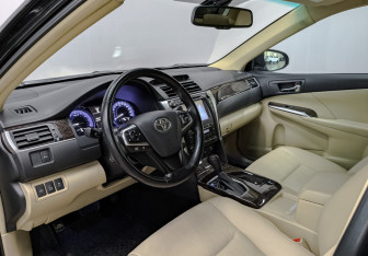 Подержанный автомобиль Toyota Camry Sedan 2017 года (15 фото)