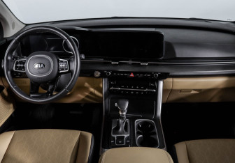 Подержанный автомобиль Kia Carnival 2021 года (12 фото)