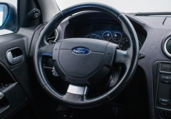 Подержанный автомобиль Ford Fusion 2006 года (15 фото)