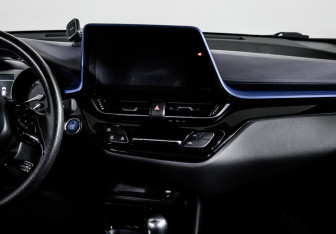 Подержанный автомобиль Toyota C-HR 2021 года (13 фото)
