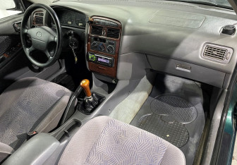 Подержанный автомобиль Toyota Avensis Sedan 1999 года (9 фото)