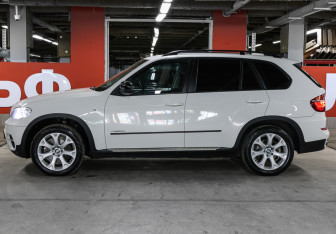 Подержанный автомобиль BMW X5 2010 года (8 фото)