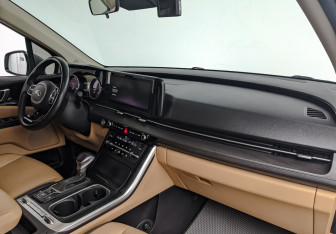 Подержанный автомобиль Kia Carnival 2021 года (11 фото)