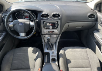 Подержанный автомобиль Ford Focus Sedan 2010 года (10 фото)