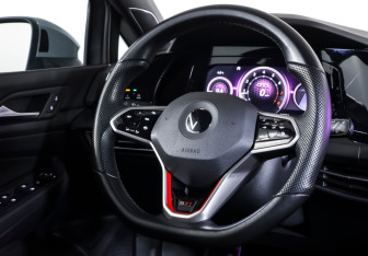 Подержанный автомобиль Volkswagen Golf GTI Hatchback 2021 года (15 фото)
