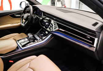 Подержанный автомобиль Audi Q8 2021 года (18 фото)